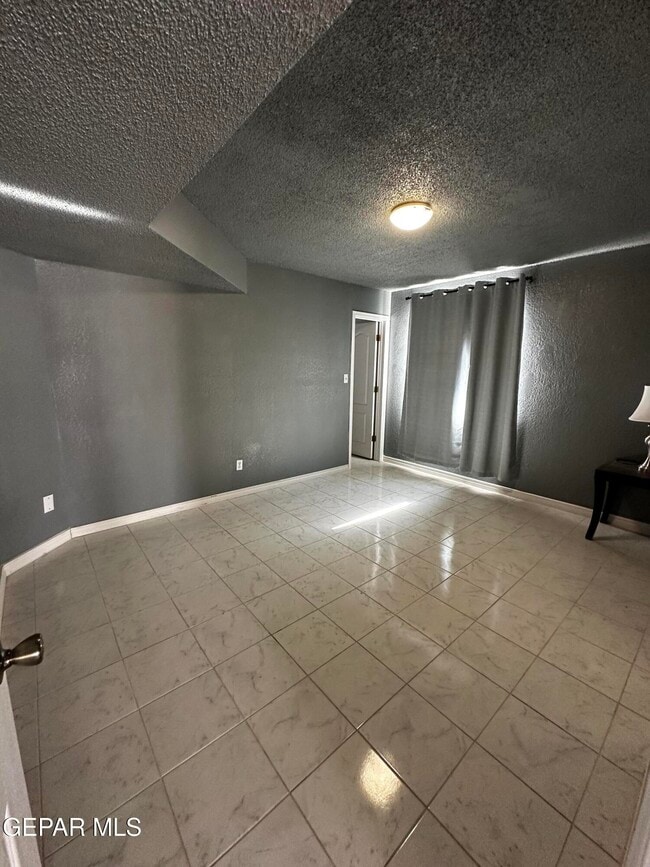 Building Photo - 3181 Queens Garden Cir