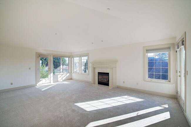 Building Photo - 4bd/4ba Kirkland House