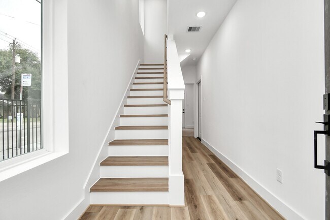 Building Photo - 4804 Elysian St