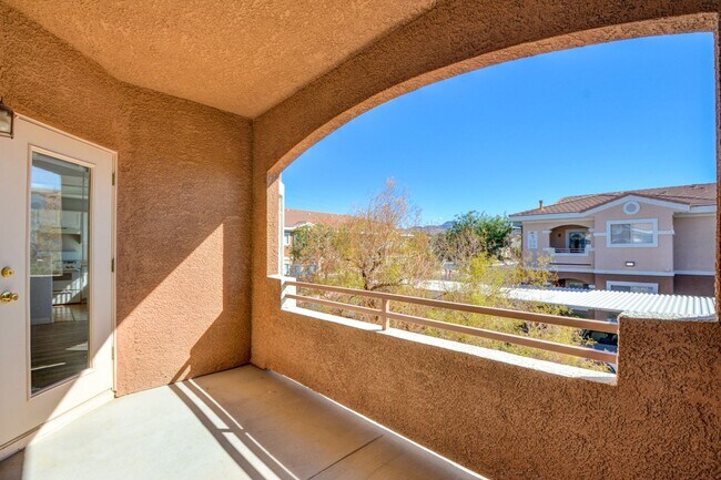 Building Photo - Beautiful / Spacious / Two Bedroom Condo /...