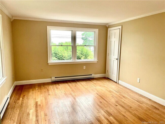 Building Photo - 98 Soundview Dr