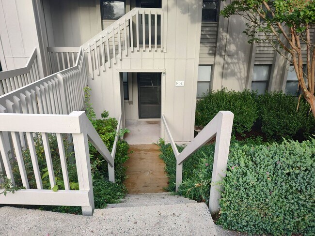 Building Photo - Well Maintained Condo Gated Community