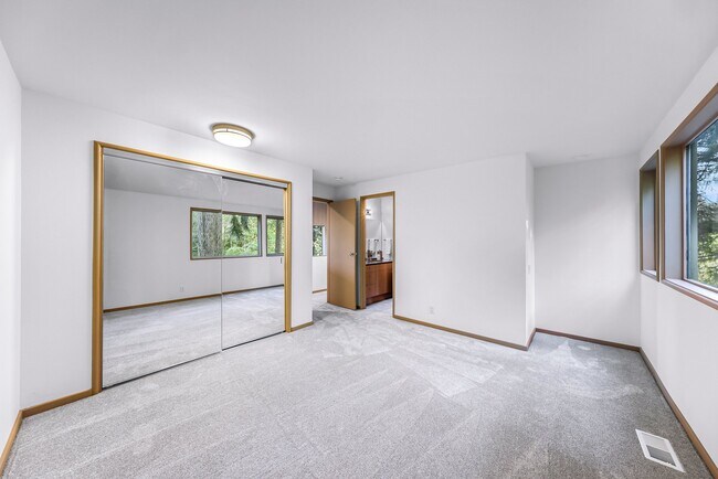 Building Photo - 2261 W Lake Sammamish Pkwy SE