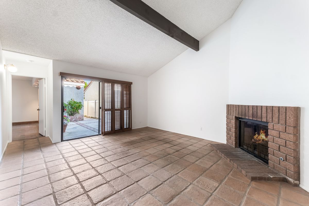 Building Photo - 1964 Olivewood Ct