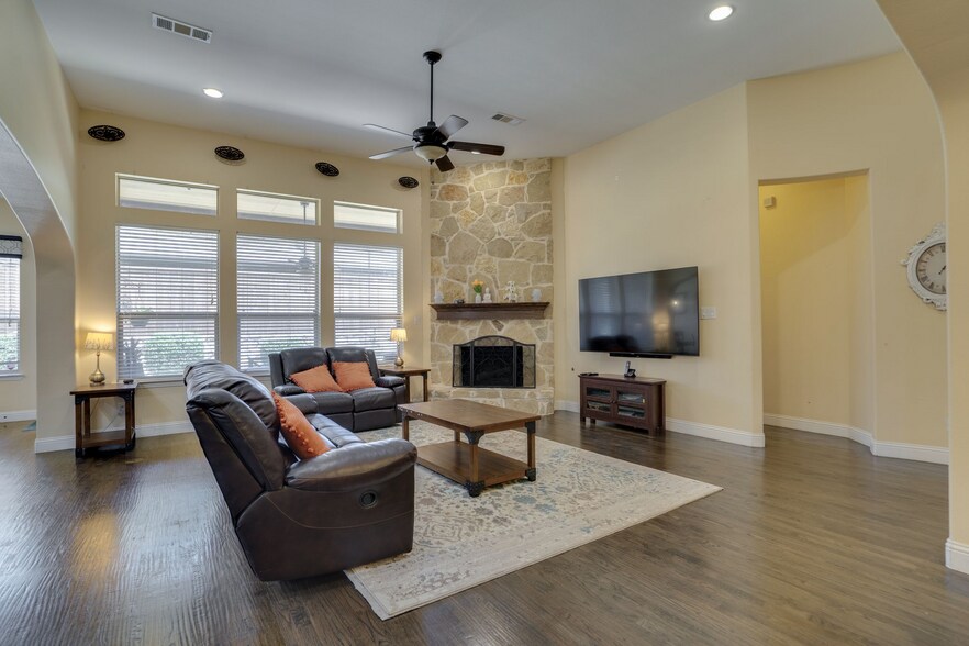 Building Photo - 1604 Woodrose Ct