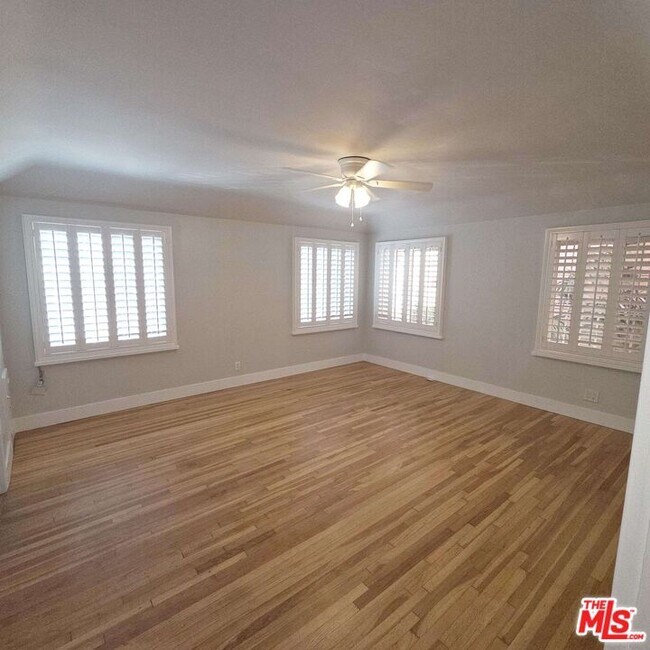 Building Photo - 418 S Roxbury Dr