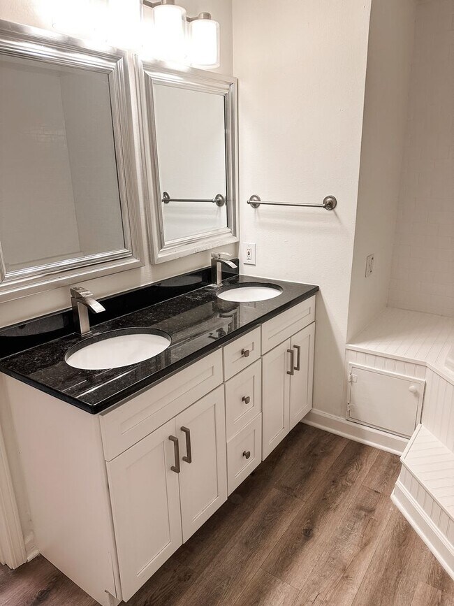 Building Photo - Spacious Renovated 3-Bedroom Condo Near UT Campus