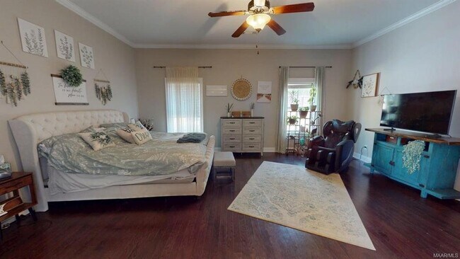 Building Photo - 440 Sydney Dr N