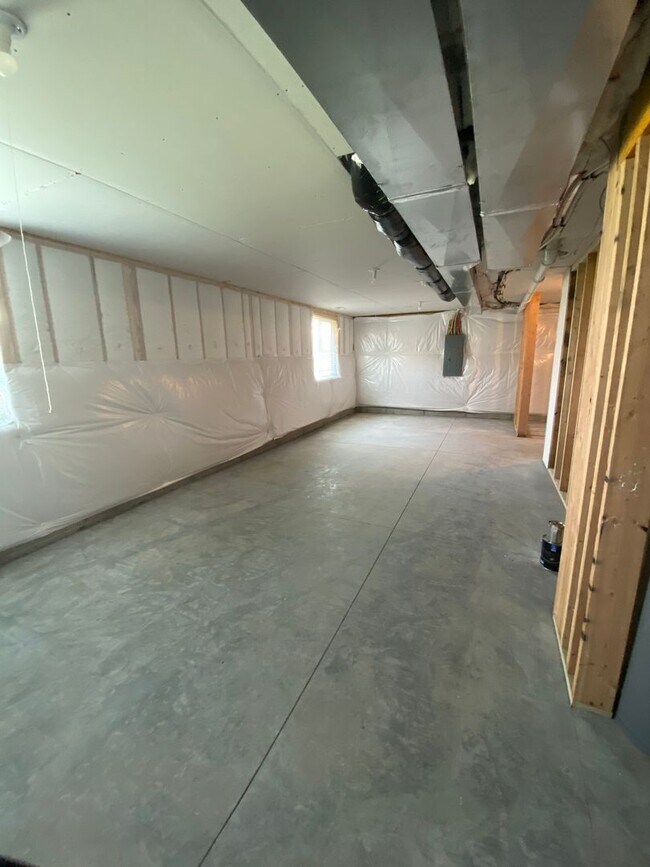 Building Photo - Newer Build Home in Beautiful Norwalk! HUG...