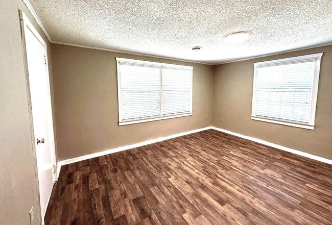 Building Photo - 508 Willow Dr