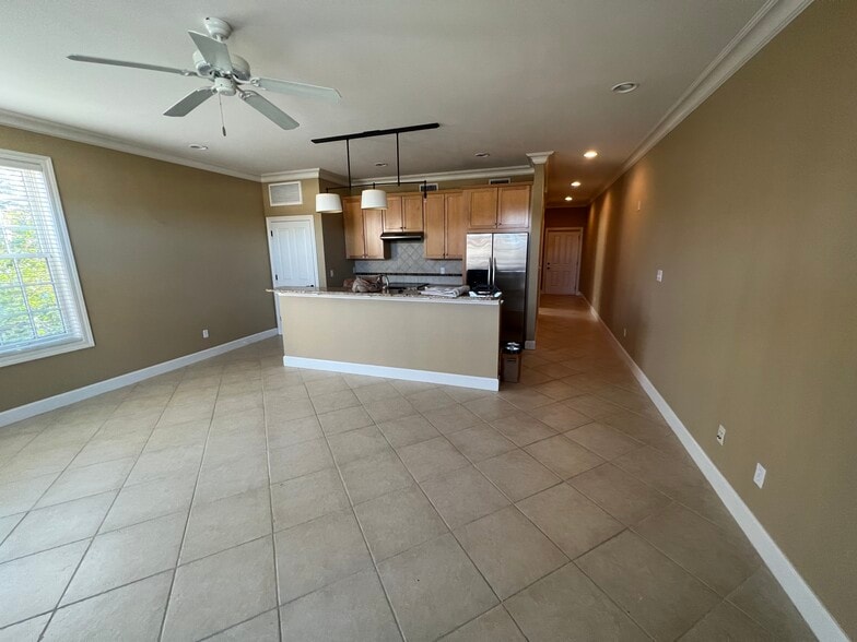 Building Photo - 415 E Romana St