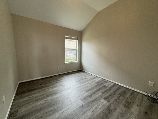 Building Photo - Enjoy living in this single story 3 bedroom+office that has a closet so it could be a 4th bedroom...