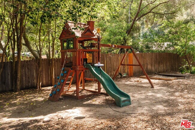 Building Photo - 1514 Willow Dr