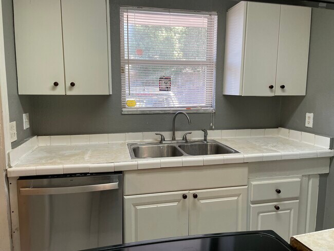 Kitchen - 4836 Atlantic Blvd