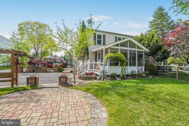 Primary Photo - 27 Triple Crown Ct