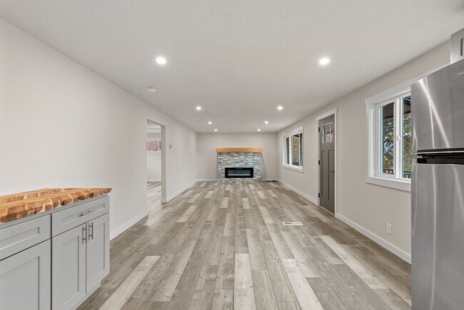 Building Photo - 460 N James Ave