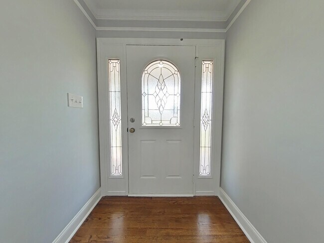 Building Photo - 117 Deerwood Dr