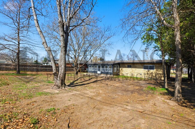 Building Photo - 2541 W Benjamin Dr