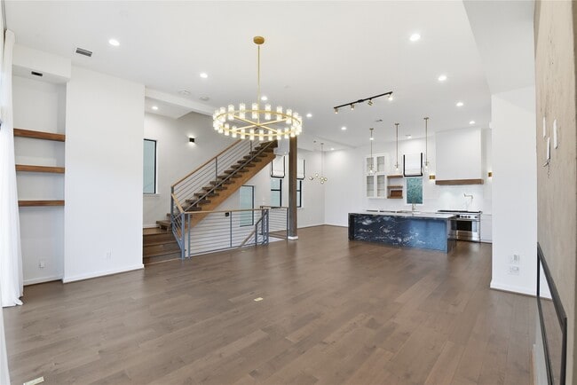 Building Photo - 529 Memorial Heights Dr