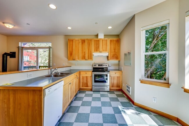 Building Photo - August Rent 50% Off  - Courtyards Condominium unit in Town