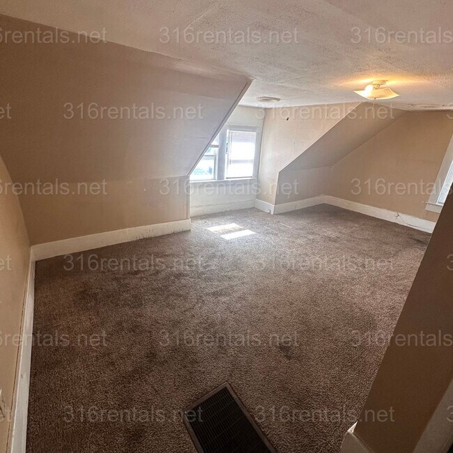 Building Photo - $695 - 1 bed 1 bath - Multi Family Home