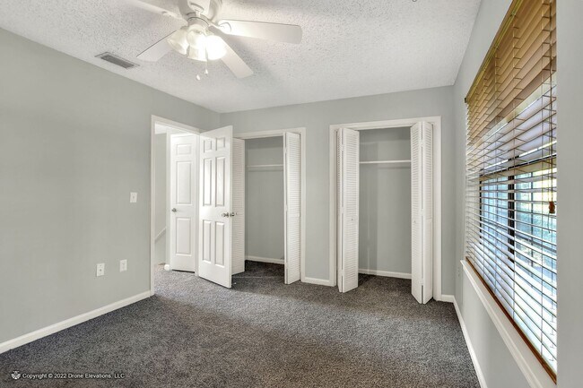 Building Photo - 2 Bedroom Townhouse with Views of County P...