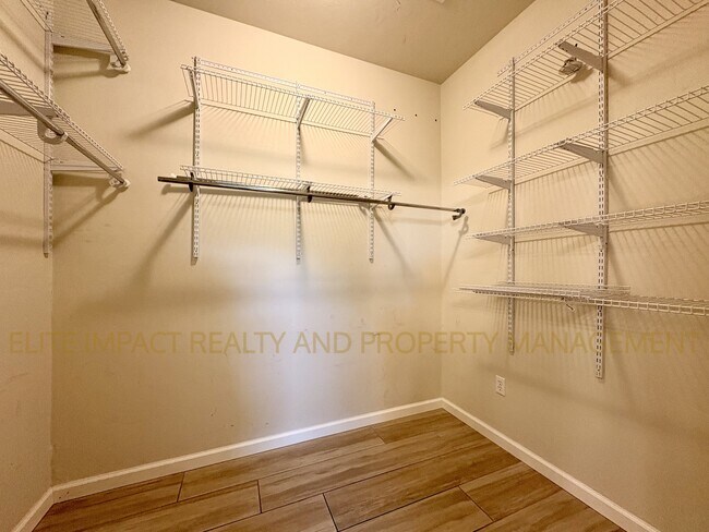 Building Photo - 6004 S Meadow Breeze Dr
