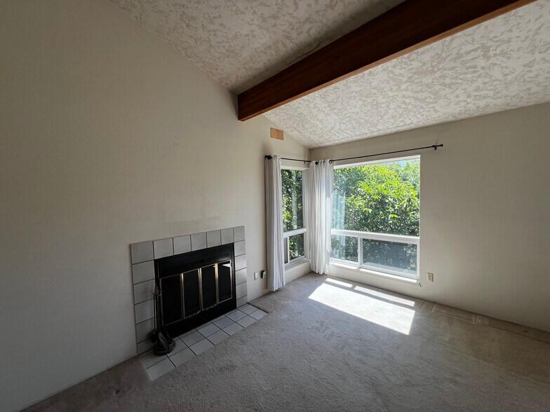 Building Photo - 342 SW Hamilton Ct