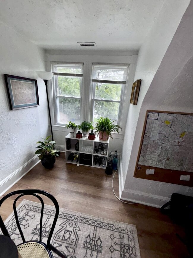 Building Photo - Charming 2-Bedroom Apartment with River Views