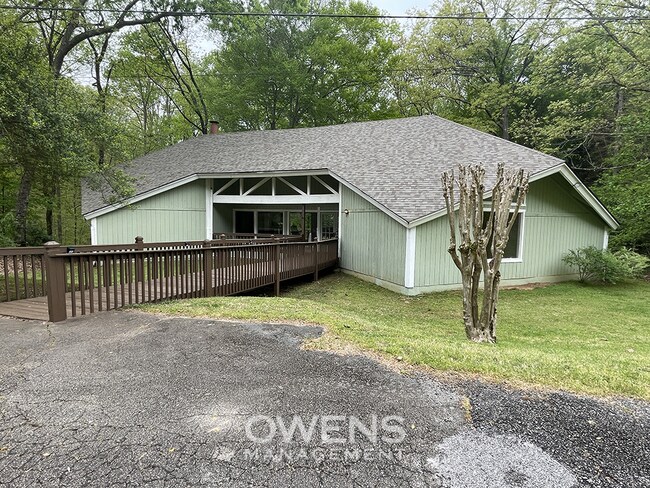 Building Photo - Beautiful Lake Front Property!