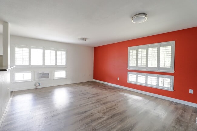 Building Photo - Rarely Available !  Beautiful 3-Bedroom Corner Unit – Pet Friendly & Spacious!