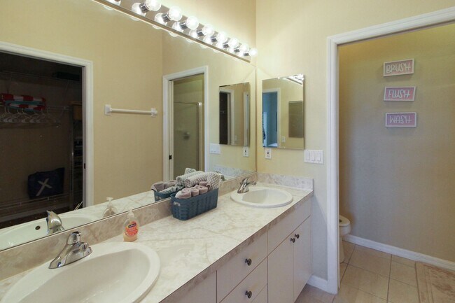 Building Photo - Gondola Park Annual Condo for Rent