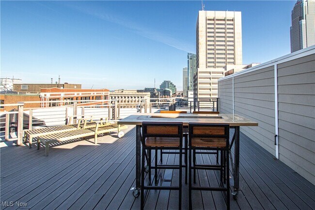 Building Photo - 425 W Lakeside Ave