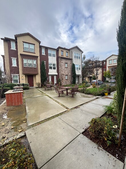 Building Photo - 1580 Bleecker St