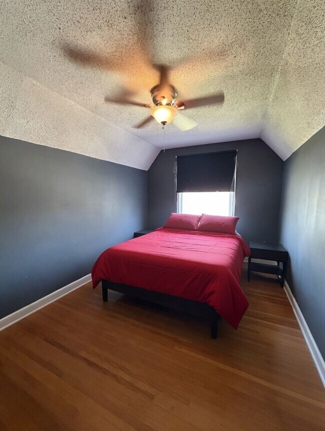 Building Photo - Updated 1 bedroom 1 bath, Upper Level Unit