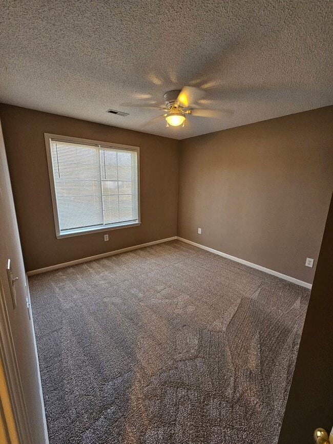 Building Photo - 3 Bedroom 2 Bath Home in Seven Oaks Neighborhood