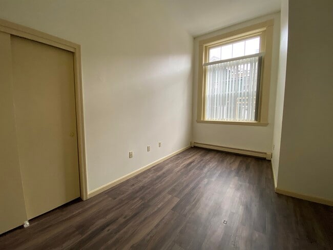 Building Photo - 521 Pine St