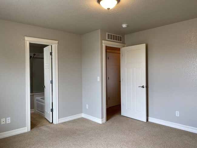 Building Photo - Start a Lease by 2/28/25 and pay $2,800 fo...