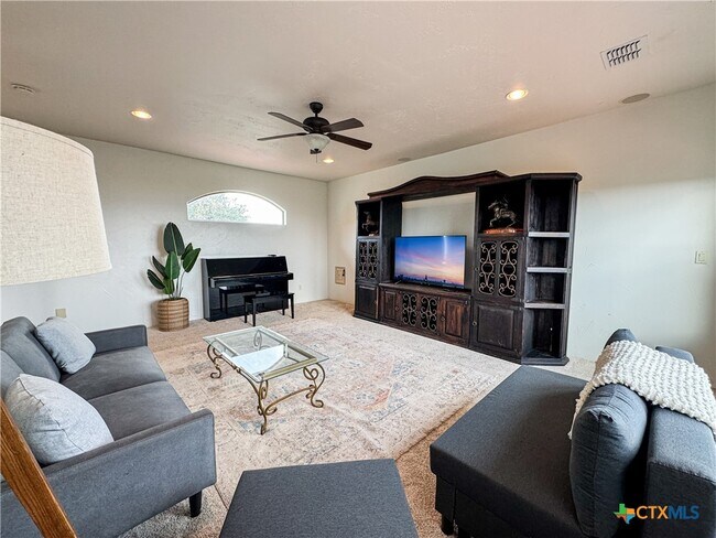 Building Photo - 2000 Village Oak