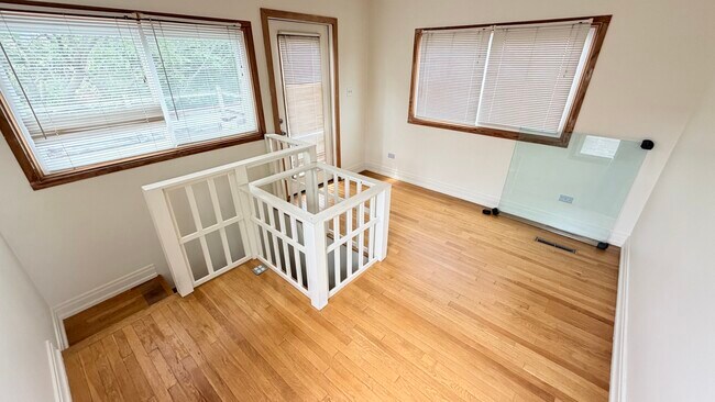 Building Photo - 534 W Dickens Ave