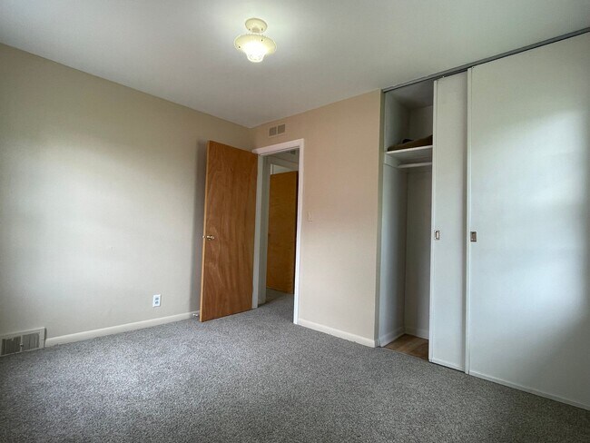 Building Photo - ~APPLICATIONS PENDING~ 2 Bedroom, 1 Bath H...