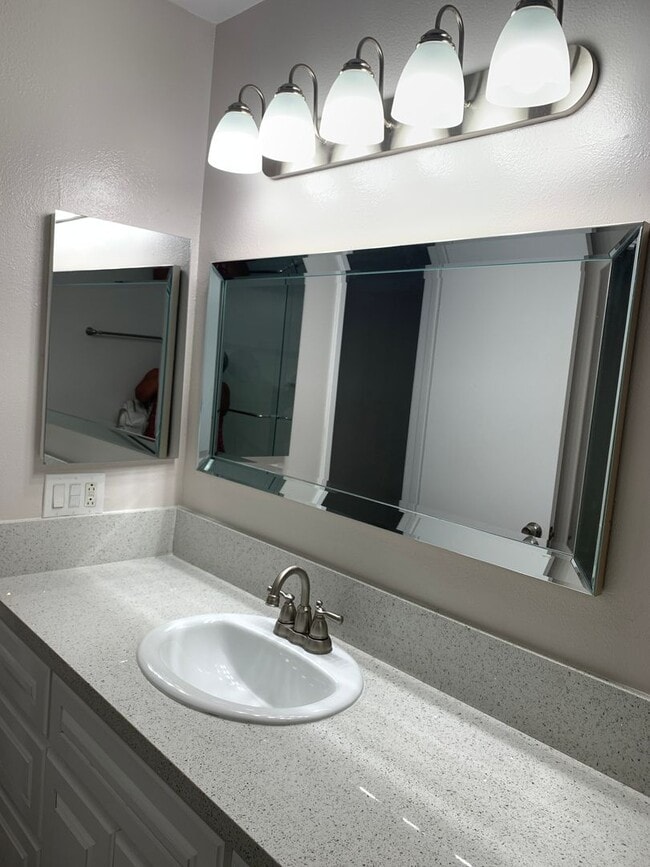 Building Photo - 2 Bedroom 2 Bath Condo with Pool and Hot T...