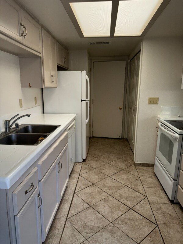 Primary Photo - 284 W Lexington Ave