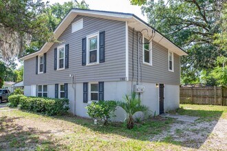 Building Photo - Spacious 3 bedroom, 1 Bathroom Upper Level Duplex Apartment