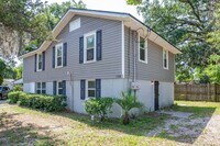 Building Photo - Spacious 3 Bedroom, 2 Bathroom Lower Level...