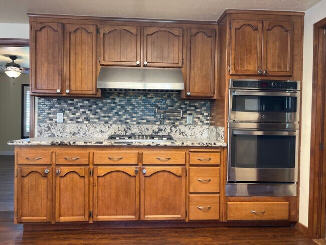 Building Photo - BEAUTIFULLY UPDATED 3 BEDROOM HOME!!