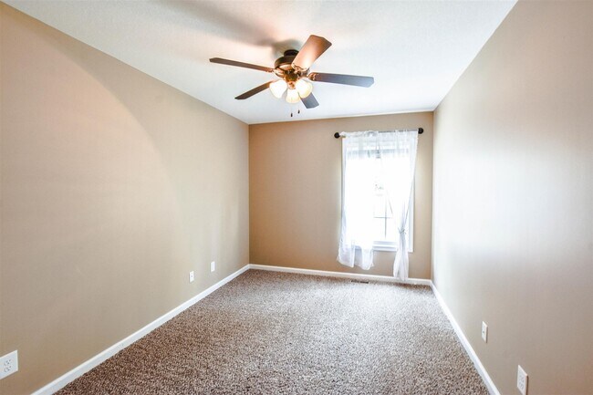 Building Photo - 3627 Fox Tail Dr