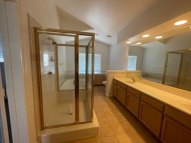 Building Photo - 3 Bedroom 3 Bath Home in West Natomas