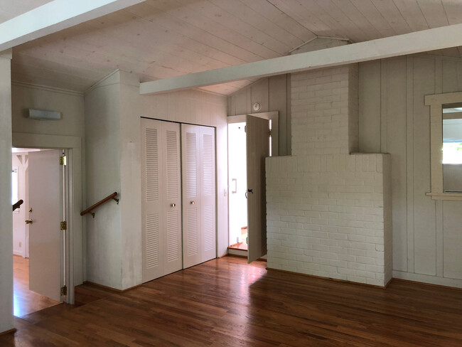 Building Photo - Adorable Two Bedroom in Pacific Grove!