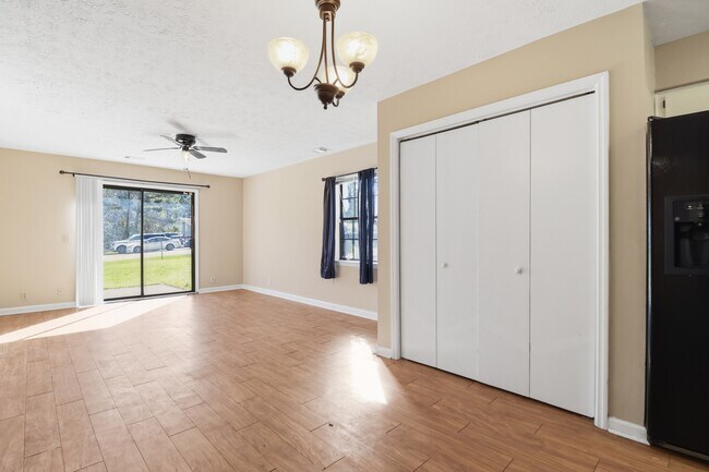 Building Photo - Ash St Ex